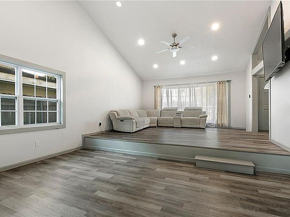 3rd image of 868 Fairfield Ave