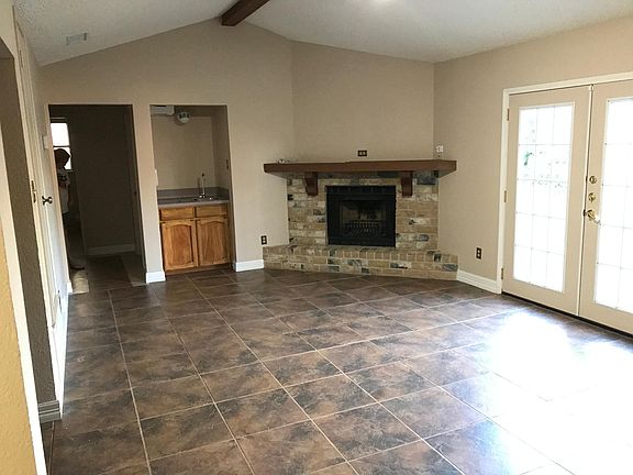 4th image of 2246 Versailles Dr