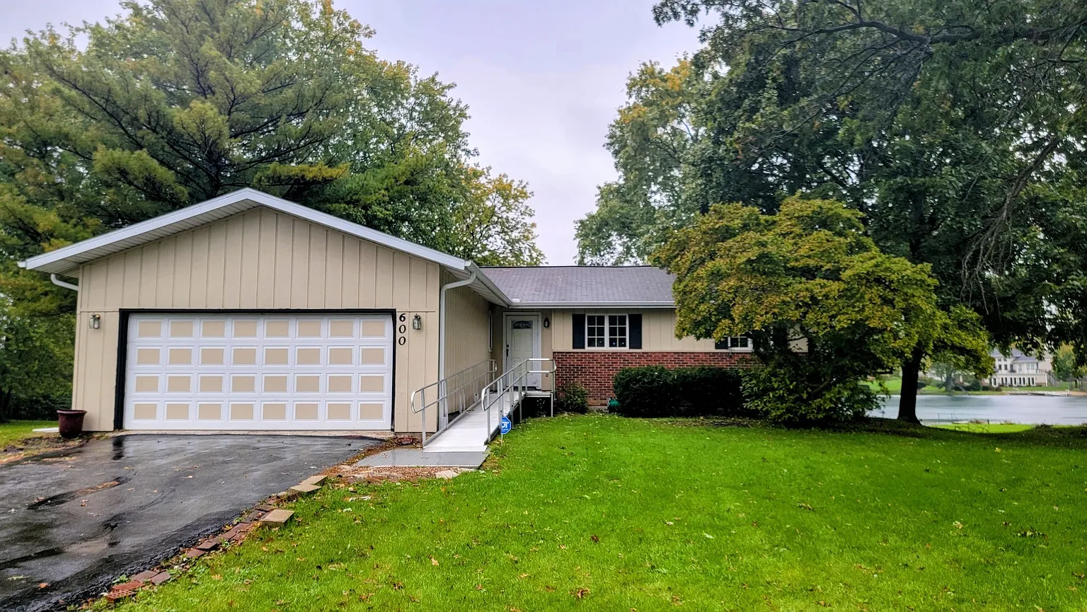 600 W Champaign Ave photo 1