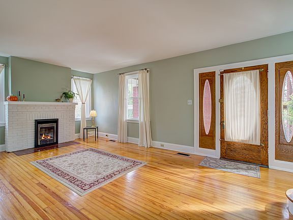3rd image of 927 Mount Hope Ave
