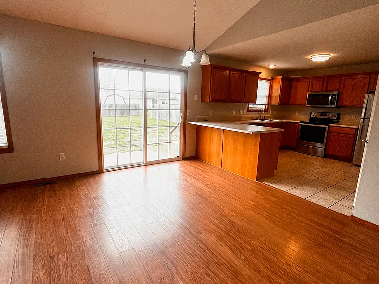 765 Stanford Ct — Photo 7