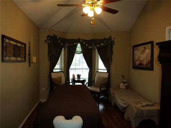 5th image of 1205 Mockingbird Ln