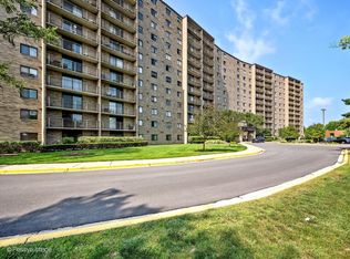 6340 Americana Dr APT 310, Willowbrook, IL 60527