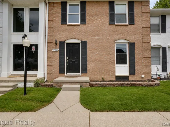 37525 Charter Oaks Blvd, Clinton Township, MI 48036