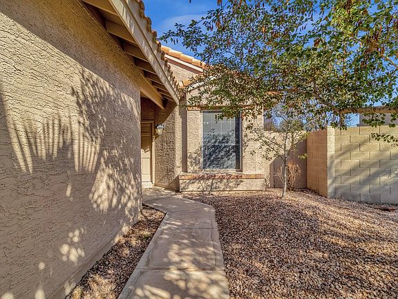 5th image of 4110 E Woodland Dr