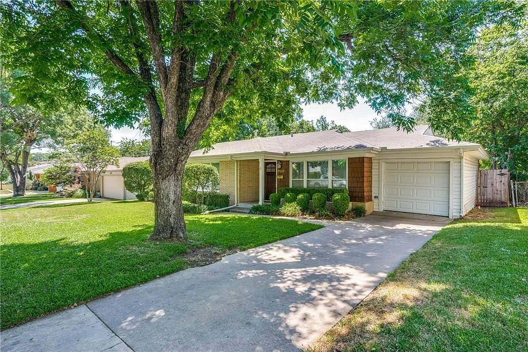 5 bed, 3.0 bath, 2011 sqft, $4,000 — Photo 2