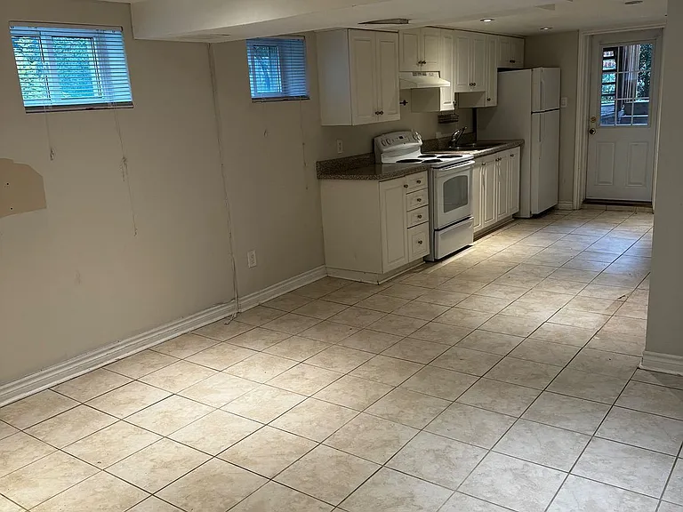 105 Poyntz Ave #BASEMENT — Photo 2