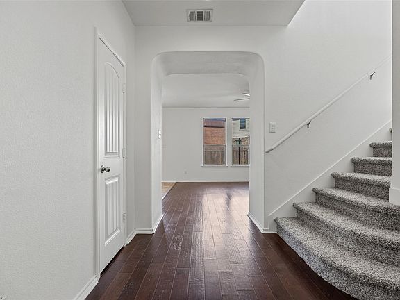 4th image of 909 Lily Pad Ln