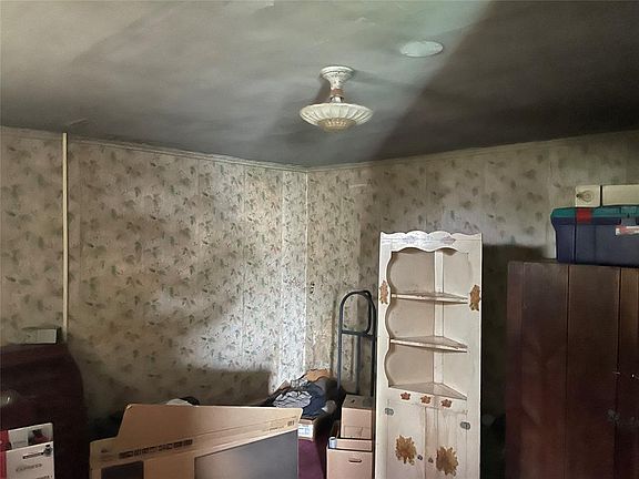 4th image of 602 S Broadway St