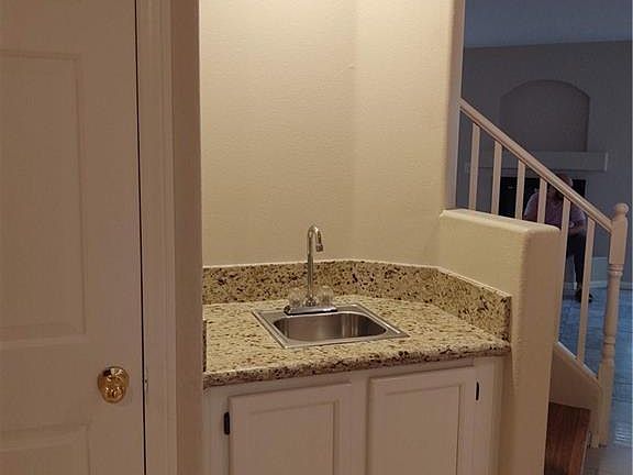 5th image of 904 Elegant Coral Ave