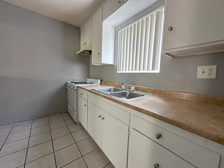 7636 Owensmouth — Photo 23
