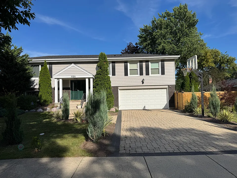 1135 Crestwood Dr