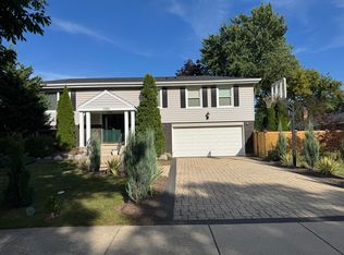 1135 Crestwood Dr, Northbrook, IL 60062