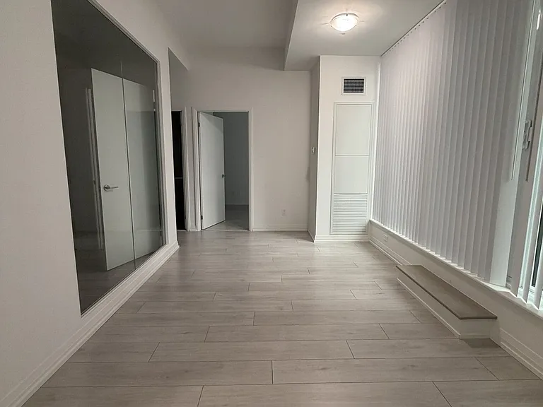 400 King St W #812 — Photo 7
