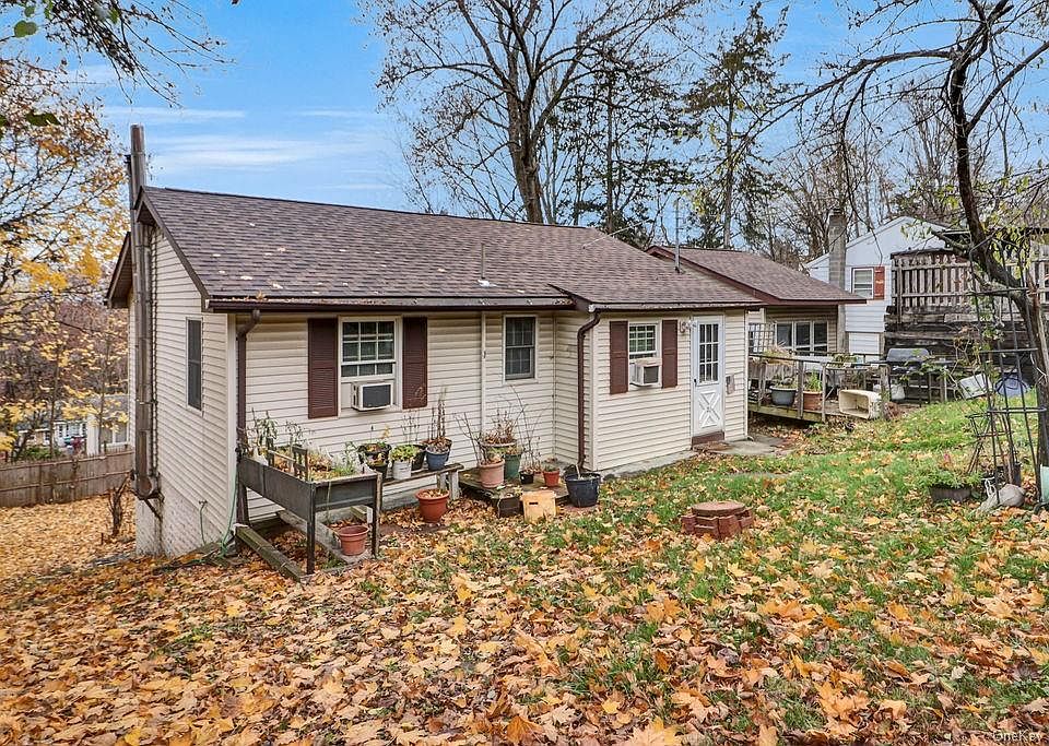 1st image of 20 Claremont Trl