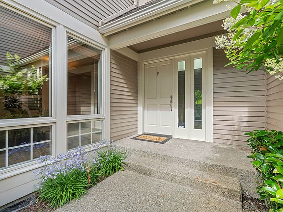 3rd image of 1780 Bellevue Way NE
