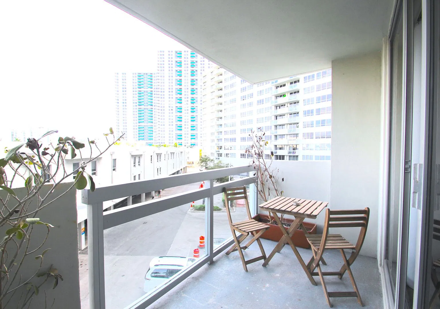 Spacious one bedroom unit at the Flamingo South Beach Resort! — Photo 1