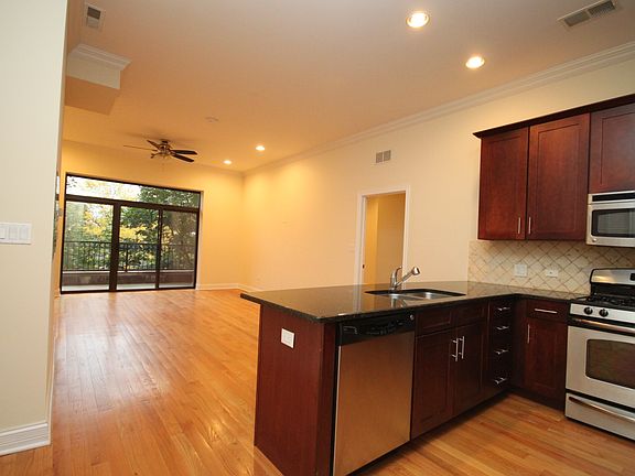 2nd image of 4651 N Greenview #203