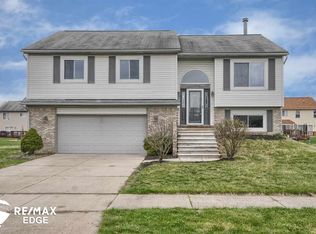 7136 Belle Pointe Dr, Belleville, MI 48111
