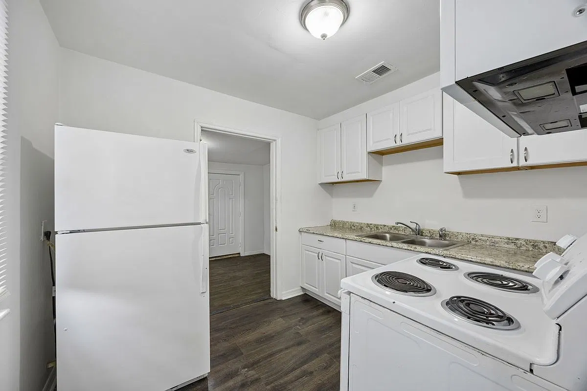 3 bed, 1.0 bath, 1140 sqft, $1,500 — Photo 4