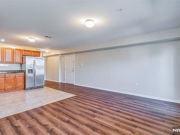 3rd image of 148 Oakwood Ave Room A