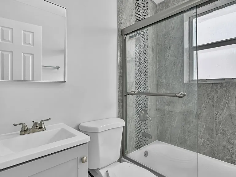 1142 SW 4th St #10 — Photo 5