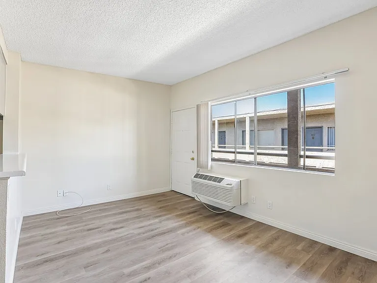 8541 Foothill Blvd., Sunland — Photo 21
