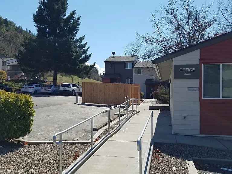 Valerie Hills — Photo 5