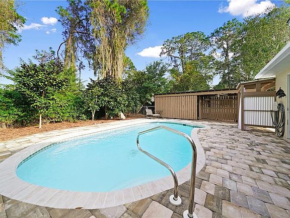 2nd image of 1562 Nora Ln
