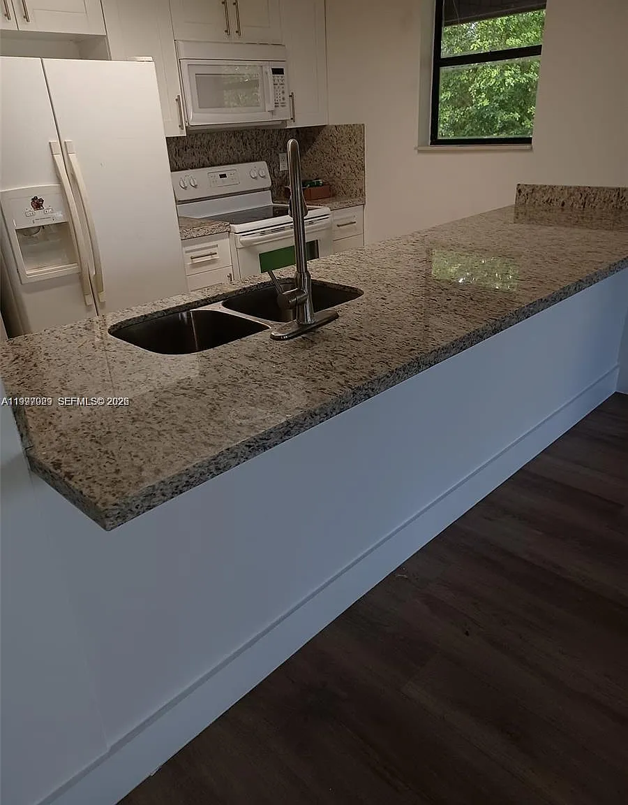 Parkway Grove Condo Part — Photo 1