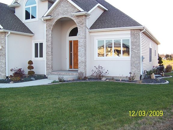 Front : Large brick and drivet entry way