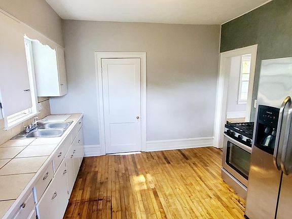 4th image of 850 Fulton St W #1