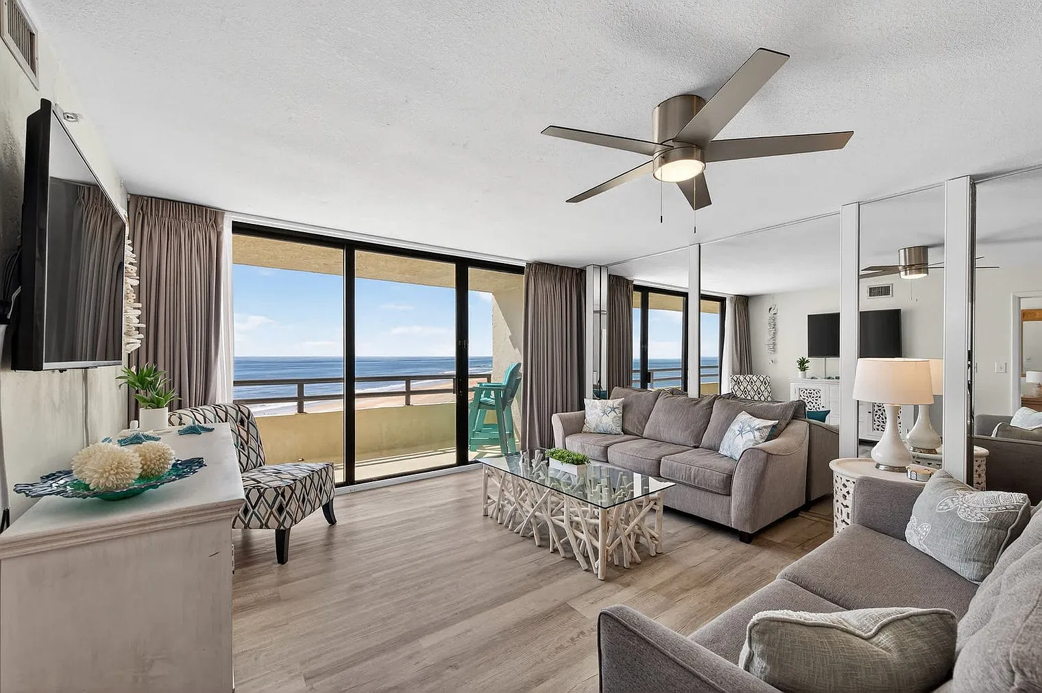 2 bed, 2.0 bath, 1367 sqft, $4,358 — Photo 2