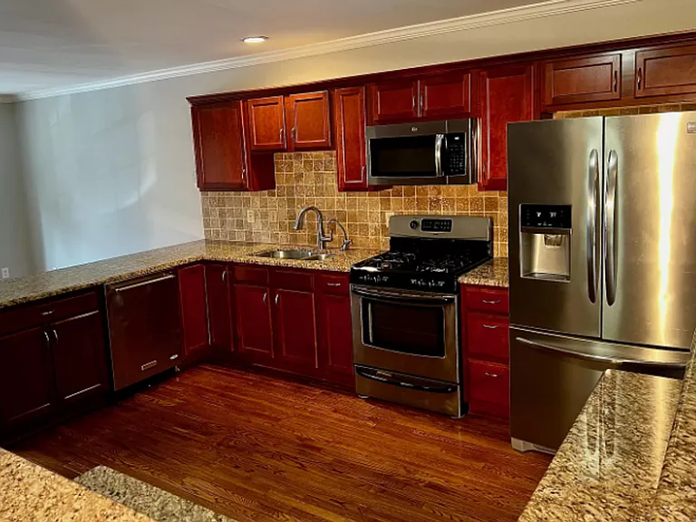 1424 Redwood Ct — Photo 3