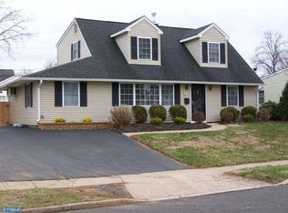 6 Canary Rd, Levittown, PA 19057