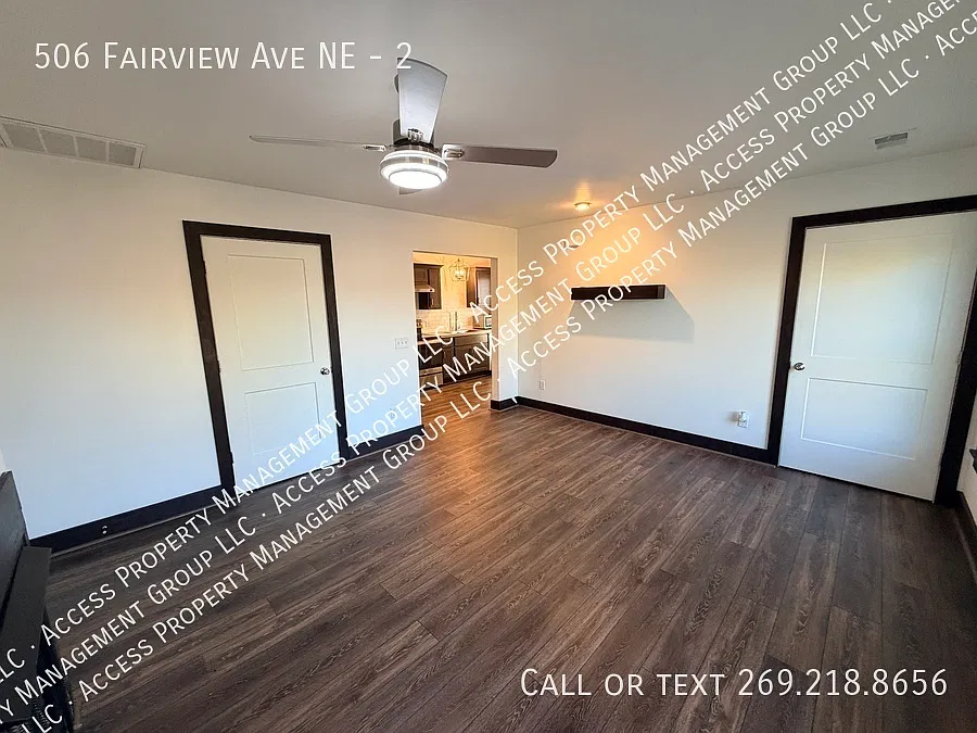 Updated 3 Bedroom Duplex By Hospital — Photo 4