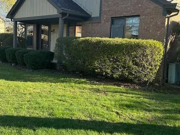 301 Meadow Bridge Dr, Rochester, MI 48307