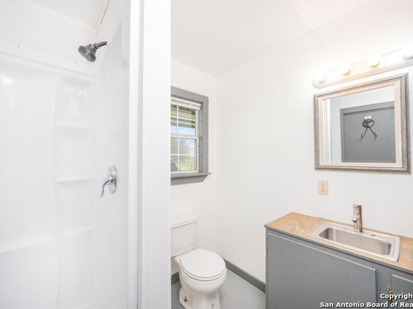 499 County Road 342, Hondo, TX 78861