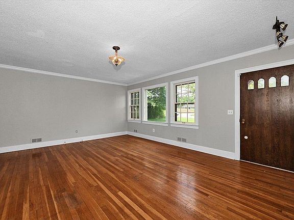 2nd image of 1348 3rd St SE