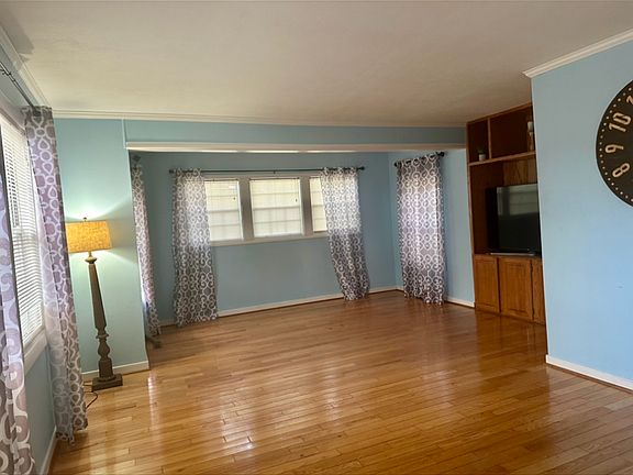3rd image of 290 Eastwood Dr