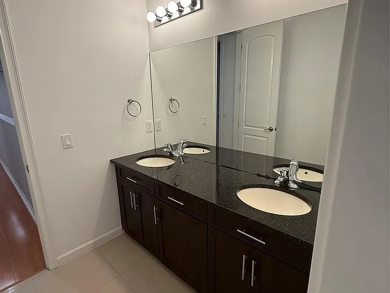 230 N G St — Photo 2