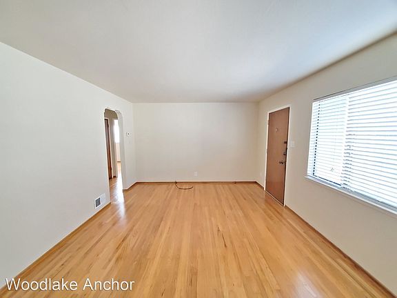 3rd image of 923 E 5th Ave