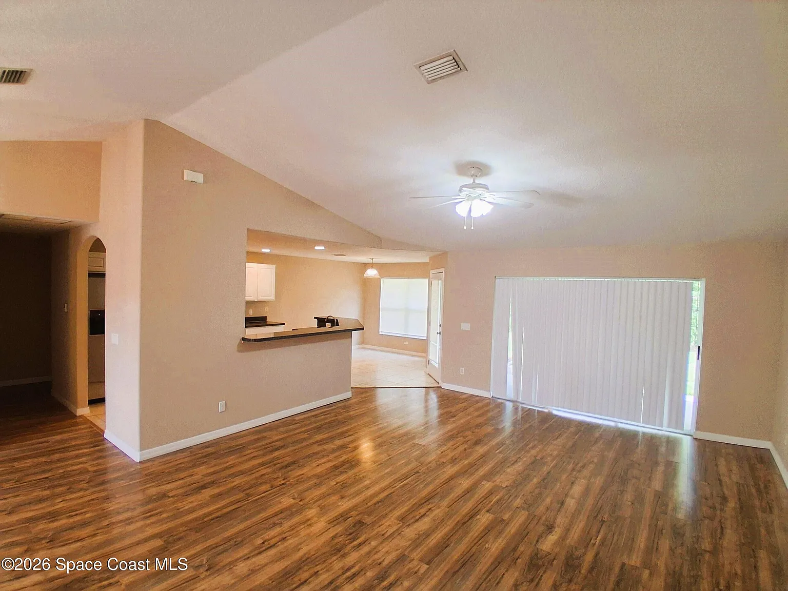 3 bed, 2.0 bath, 1813 sqft, $2,000 — Photo 2