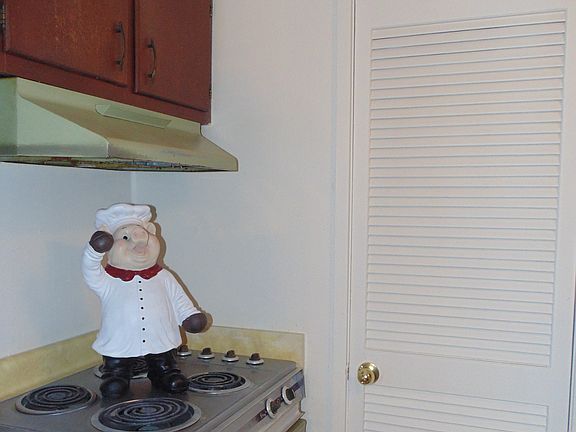 Kitchen (View 1)