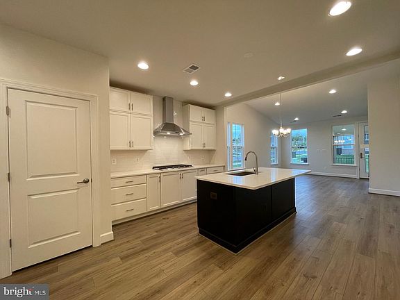 5th image of 160 Windflower Way