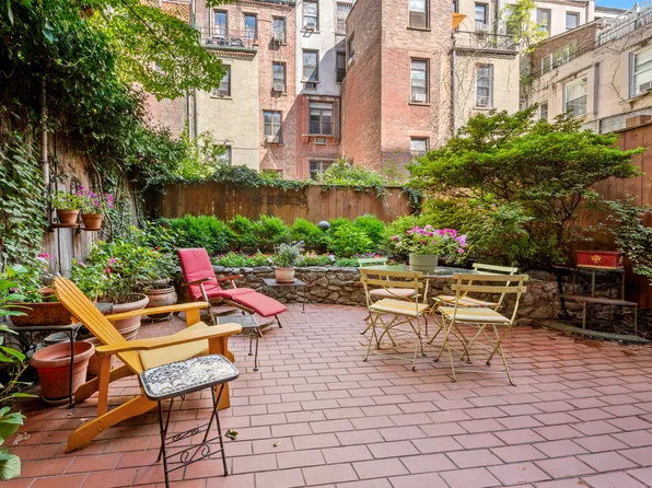 129 West 70th Street image 2 of 15