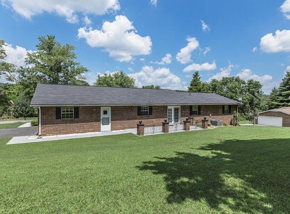 3rd image of 1400 Cedar Cir