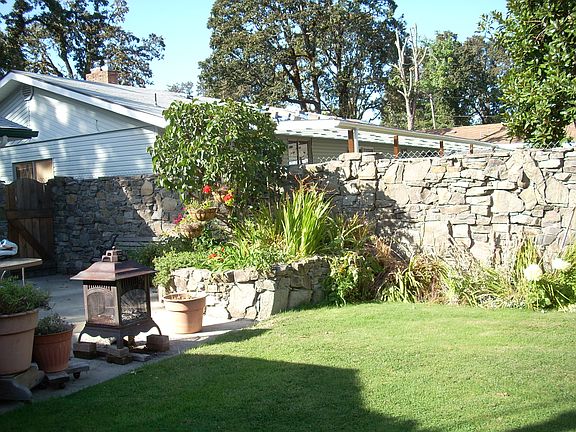Side patio & bbq area.