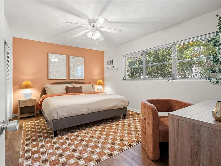 800 Beach Dr NE #10 — Photo 9