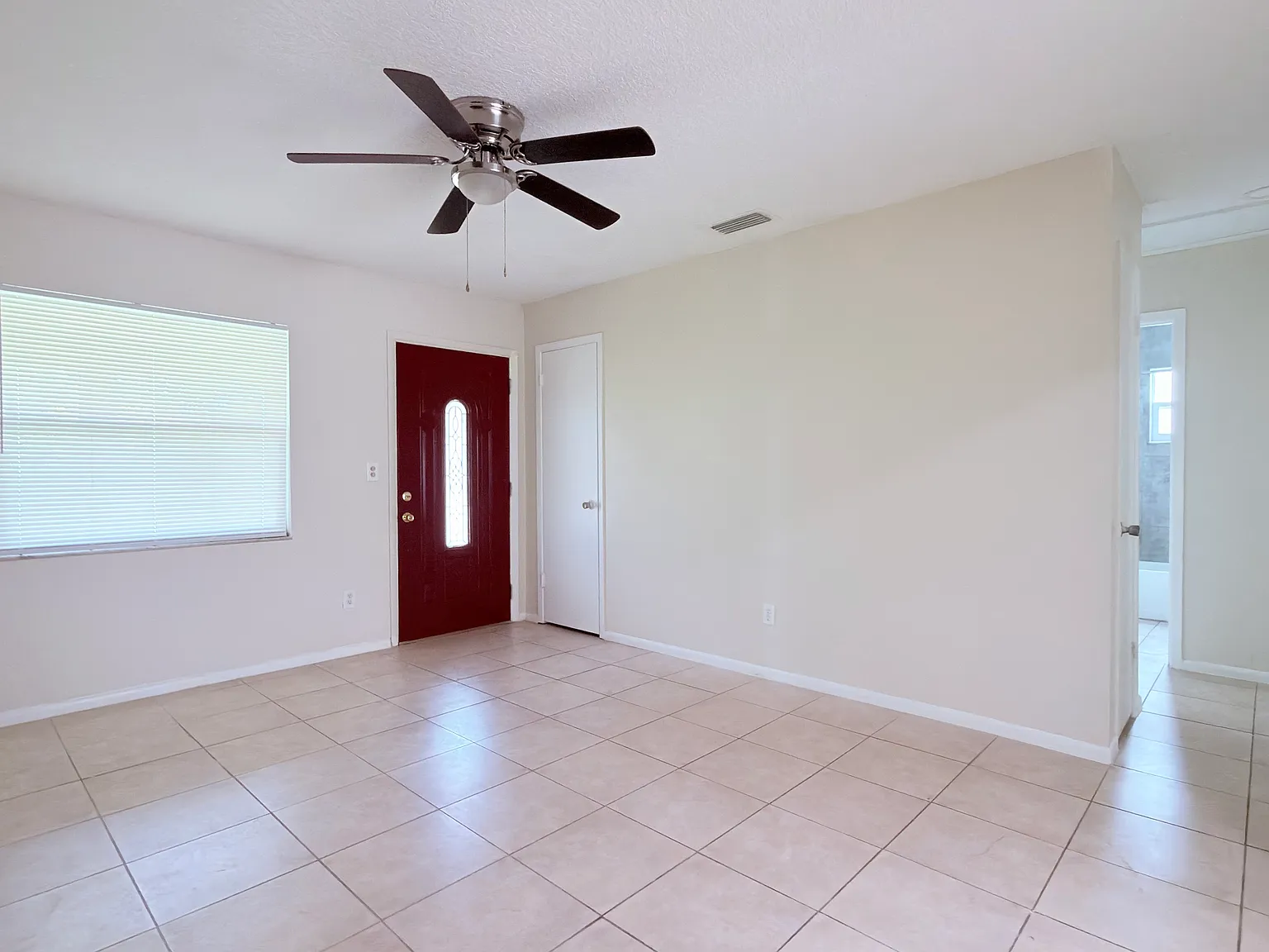 3 bed, 1026 sqft, $1,950 — Photo 4
